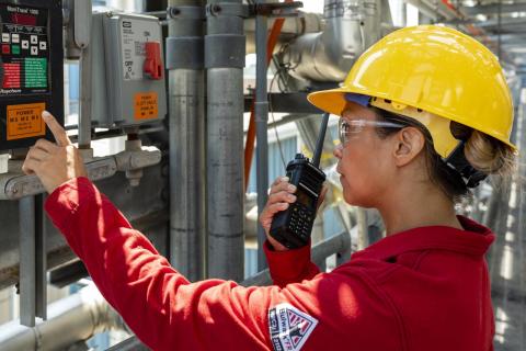 crew using marine wireless communication solutions on offshore energy installation
